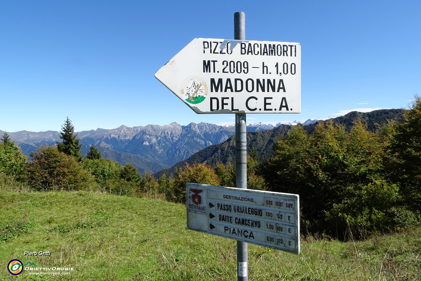 22  Passo Baciamorti (1541 m) , incrocio di sentieri.JPG